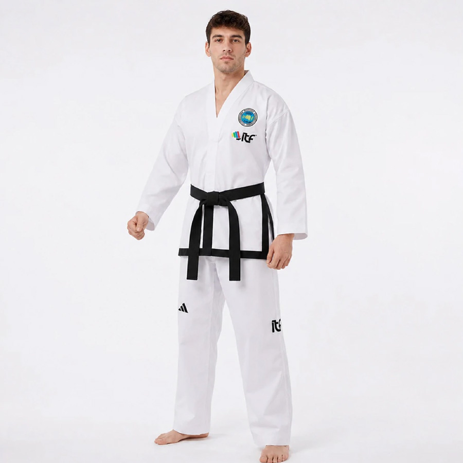 Practicante con dobok adidas homologado ITF